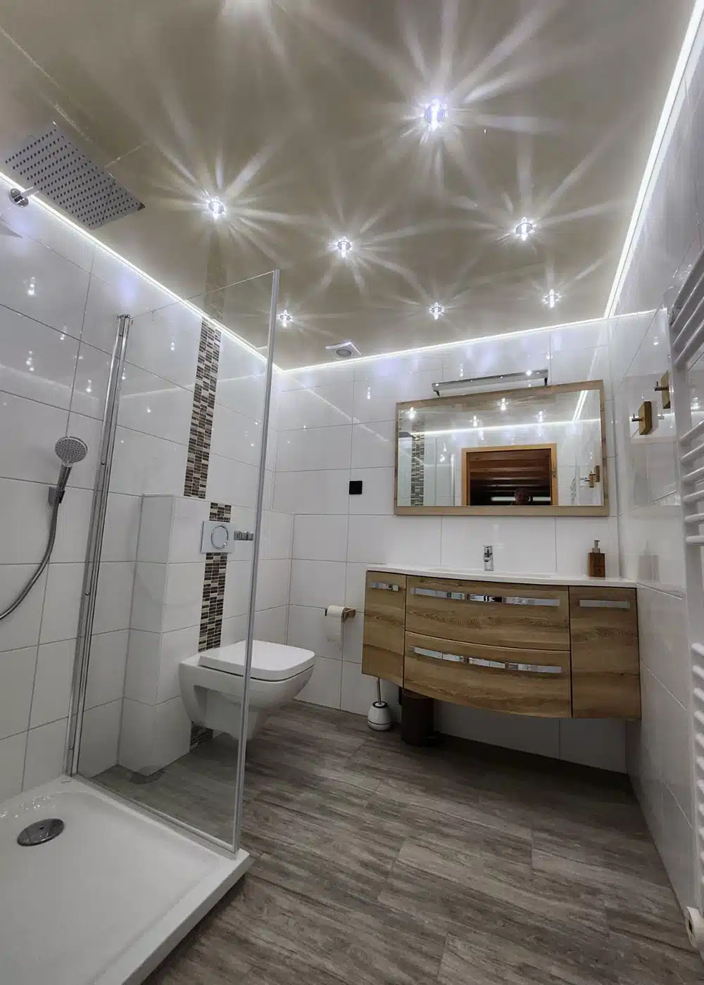 Glänzende Spanndecke